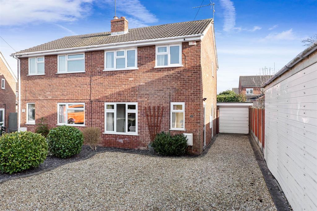 Lewis Close Drakes Broughton Pershore 3 Bed Semi Detached House