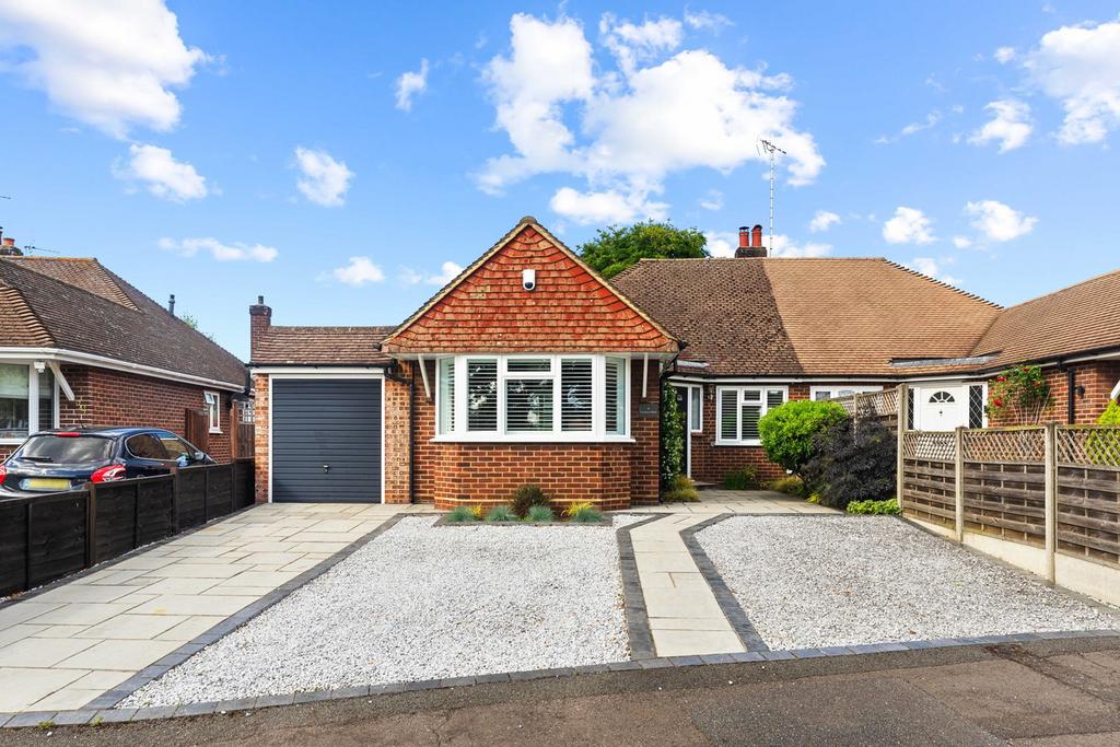 Fortescue Road Weybridge KT13 3 Bed Semi Detached House 1 100 000