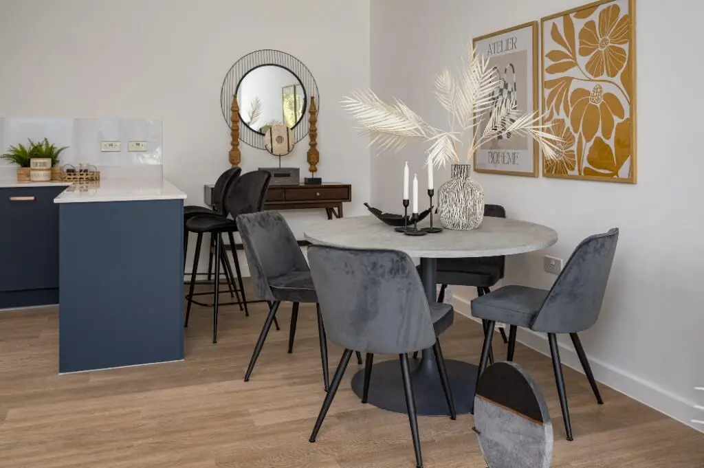 Come home to Walton Court, undefined