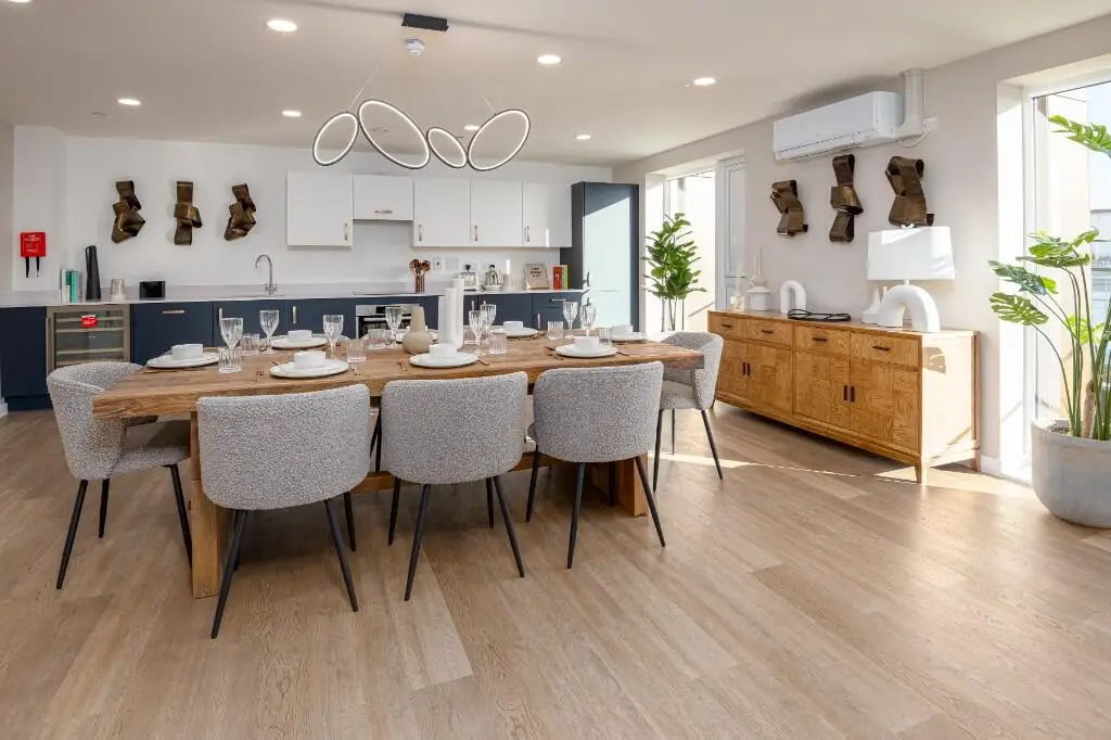 Come home to Walton Court, undefined