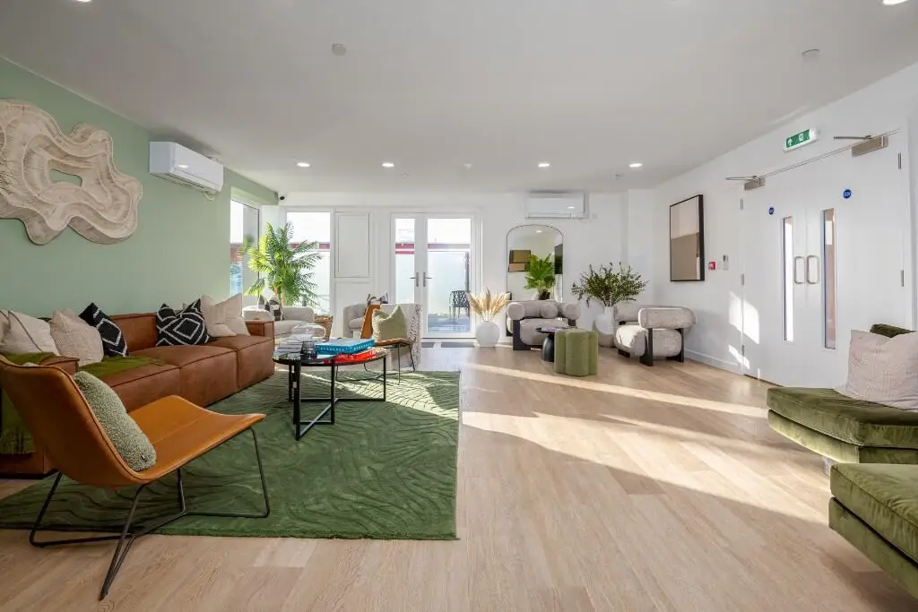 Come home to Walton Court, undefined