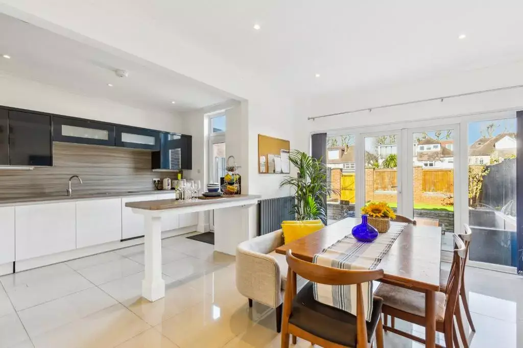 Looking in Chiswick?, undefined