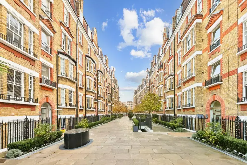 Looking in Knightsbridge?, undefined