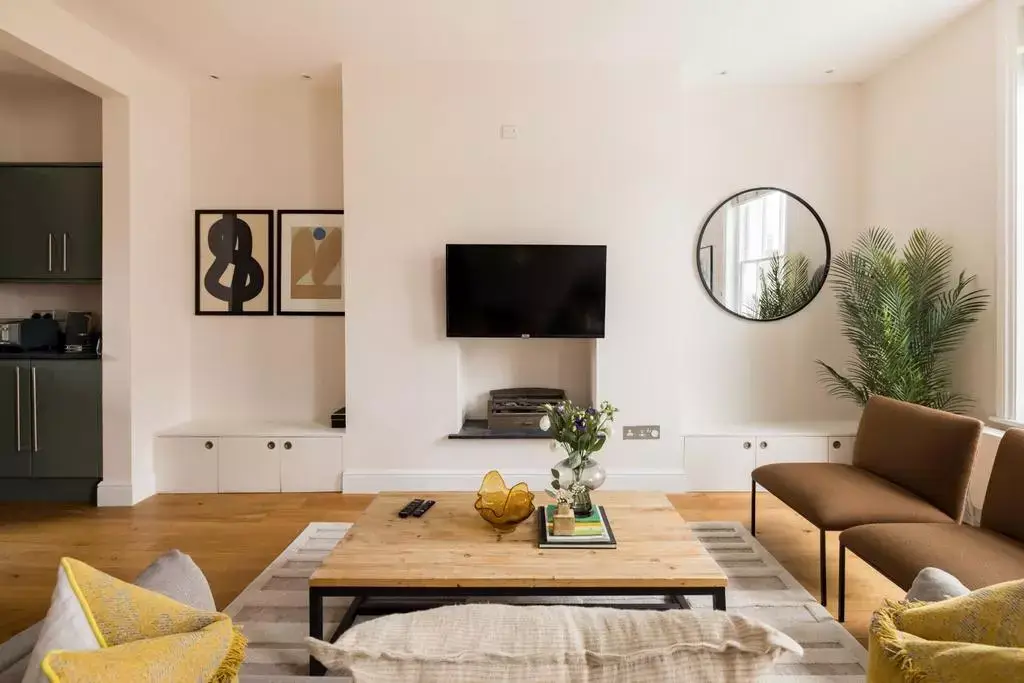 Looking in Knightsbridge?, undefined