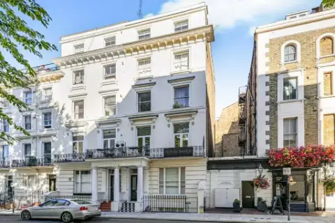 Looking in Notting Hill?, undefined