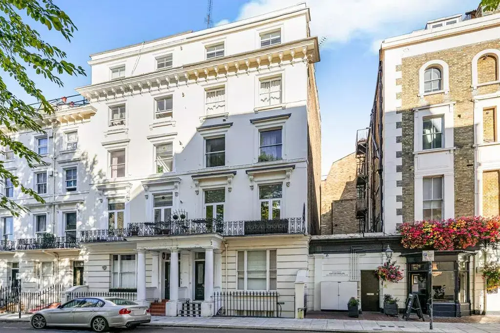 Looking in Notting Hill?, undefined
