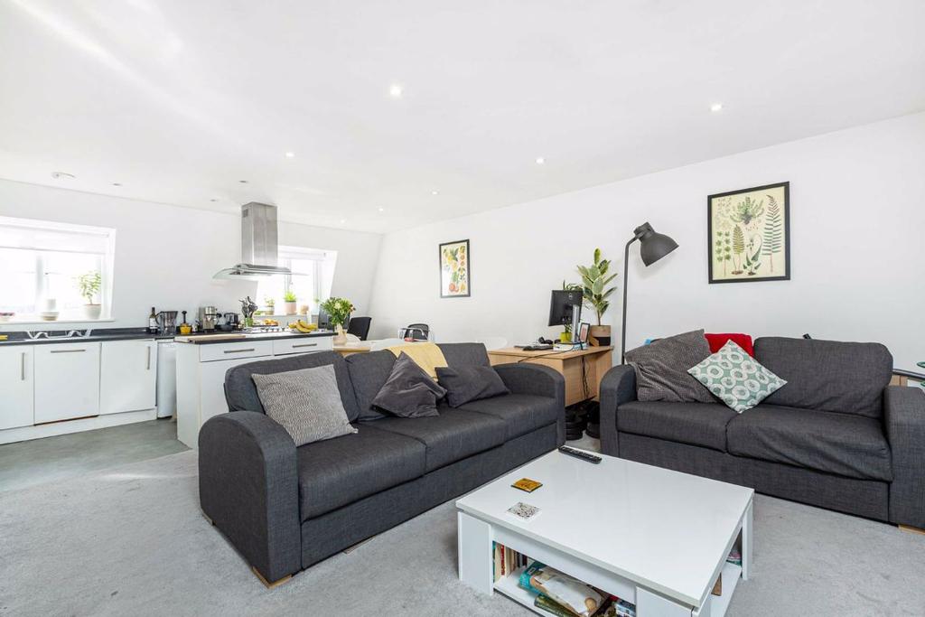 Abercrombie Street, Battersea, SW11 3 bed flat £2,197 pcm (£507 pw)