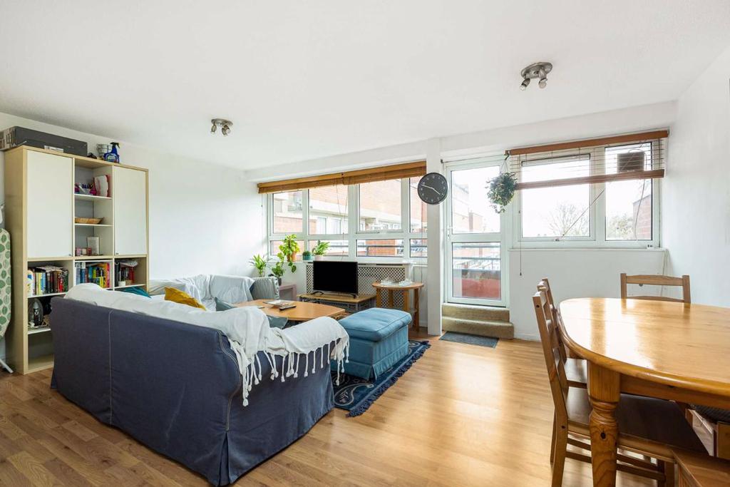 Goulden House, Battersea, London, SW11 3 bed flat £1,998 pcm (£461 pw)