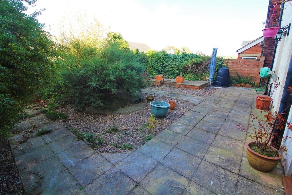 Station Road, Skelmanthorpe... 4 bed detached house £1,100 pcm (£254 pw)