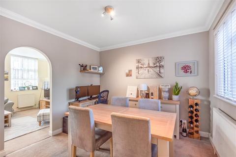 71a Stoneleigh Broadway, Epsom, KT17 2HP