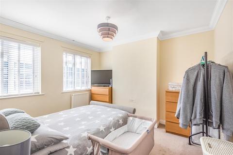 71a Stoneleigh Broadway, Epsom, KT17 2HP
