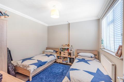 71a Stoneleigh Broadway, Epsom, KT17 2HP