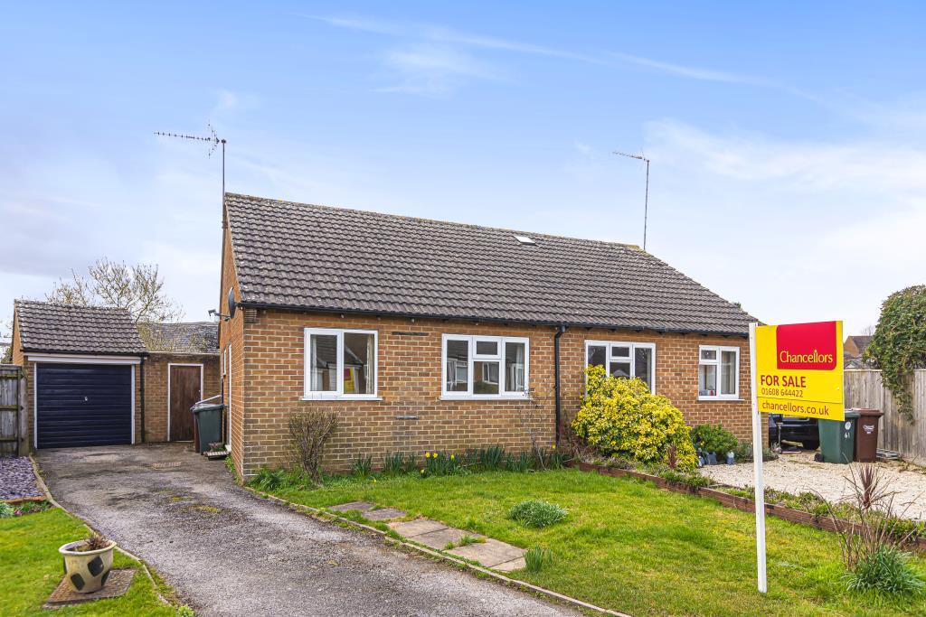 Hook Norton, Oxfordshire, OX15 2 bed semidetached bungalow £240,000