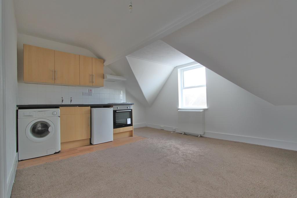 Clifton Road, Littlehampton, BN17 1 bed flat £650 pcm (£150 pw)
