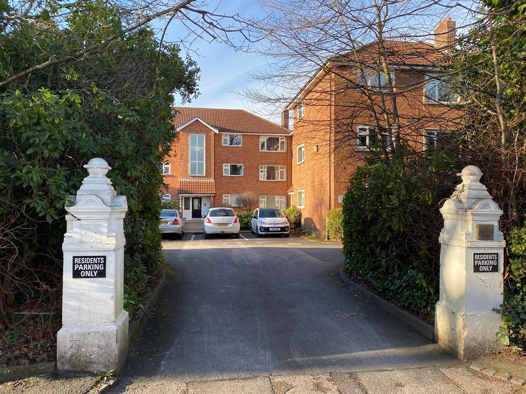 Ashton Court, Moss Lane, Sale M33 2 bed apartment £895 pcm (£207 pw)