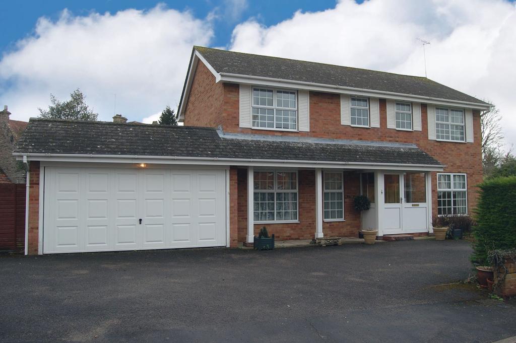 The Firs, Cross Road, Alcester, B49 4 bed detached house £1,400 pcm