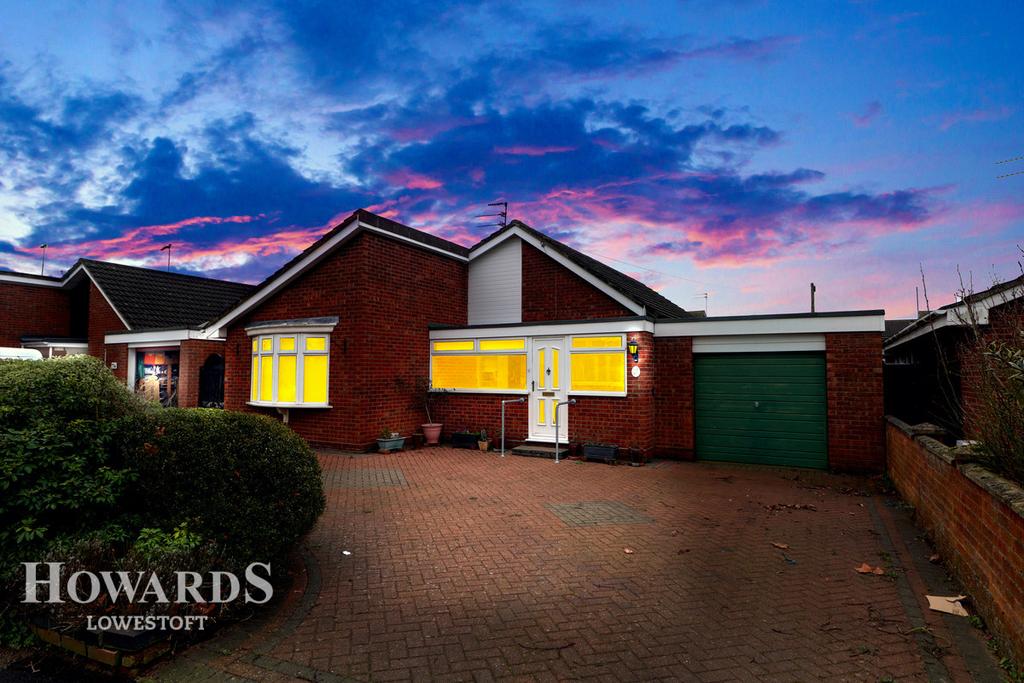 Sands Lane, Lowestoft 3 bed detached bungalow £270,000