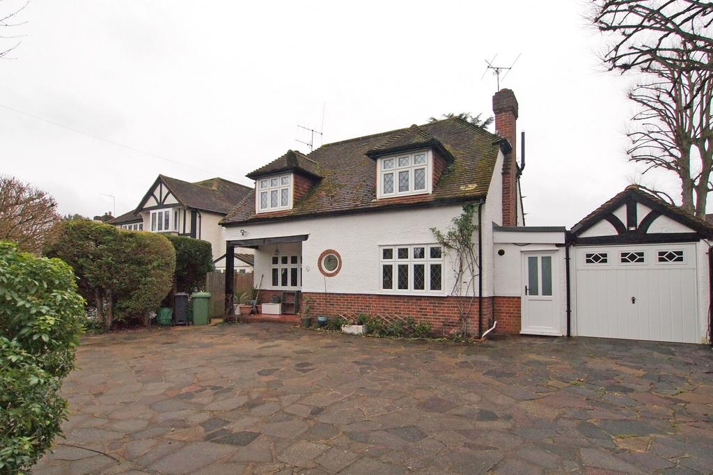 Hampton Grove, Ewell, KT17 4 bed detached house £999,000