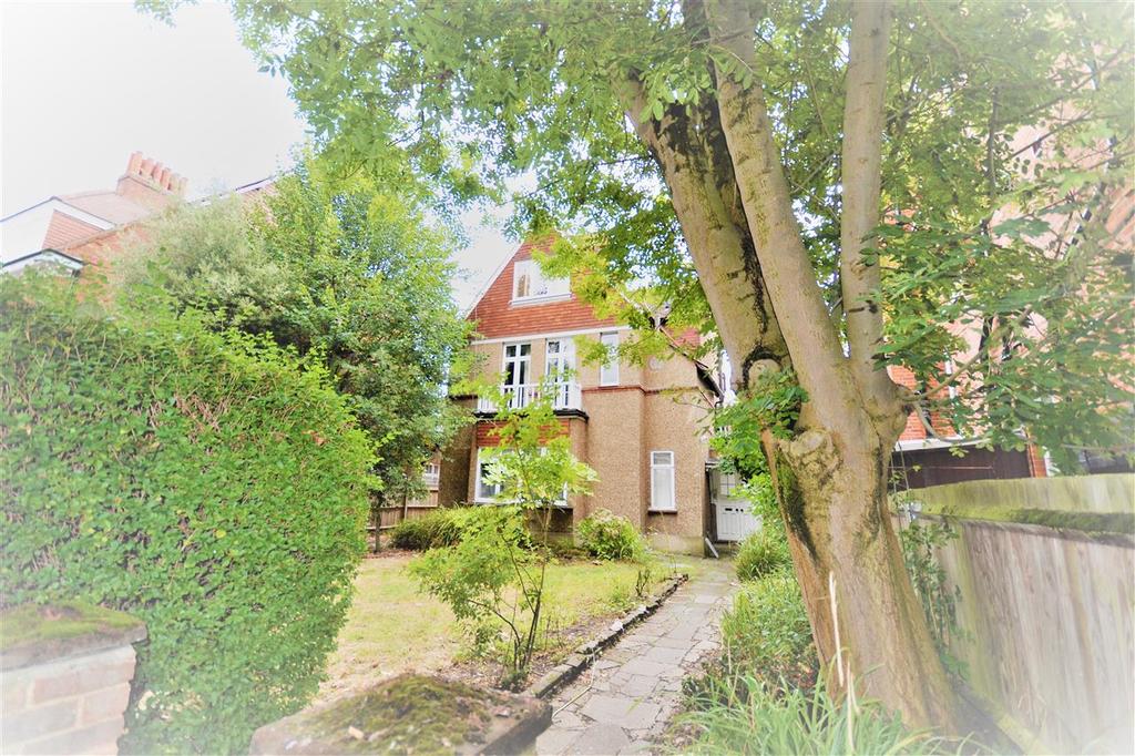 Woodstock Road, Chiswick 1 bed in a house share £693 pcm (£160 pw)