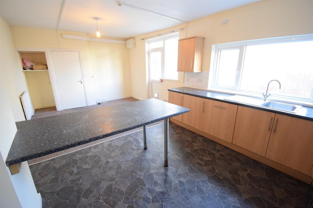 Kitchen to lounge