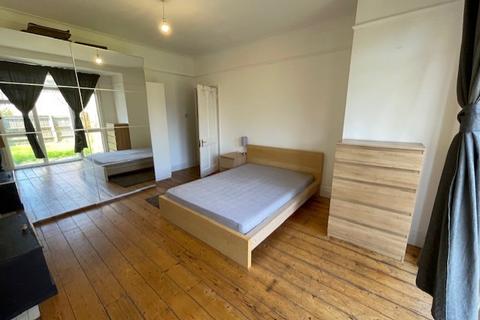 27 Eastfields Road, London, W3 0AE