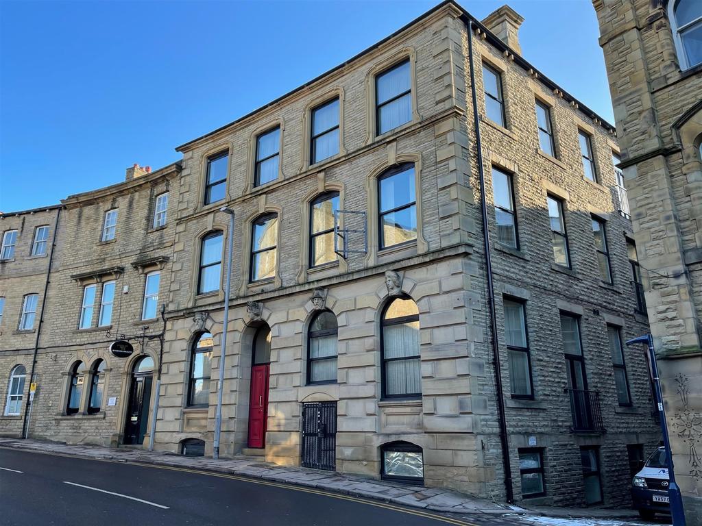 Wellington Road, Dewsbury, WF13 1HL 1 bed ground floor flat £30,000