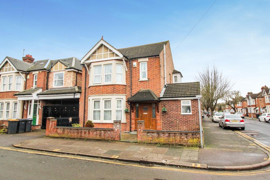 Cutcliffe Place, Bedford 4 bed link detached house £380,000