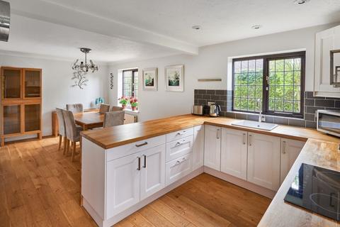 5 Goldenfields Close, Liphook, GU30 7EZ
