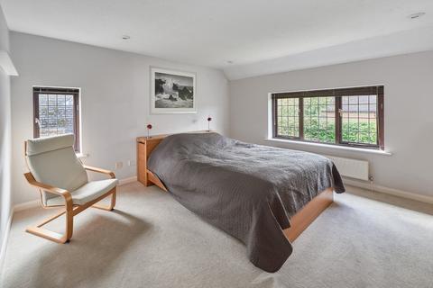 5 Goldenfields Close, Liphook, GU30 7EZ
