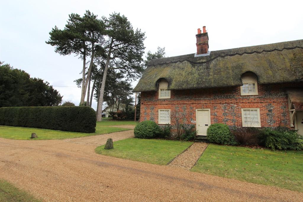Pyrton Manor Estate 2 bed cottage £1,295 pcm (£299 pw)