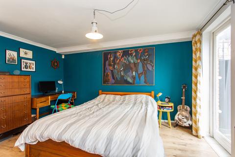 6 Leabank Square, London, E9 5LP