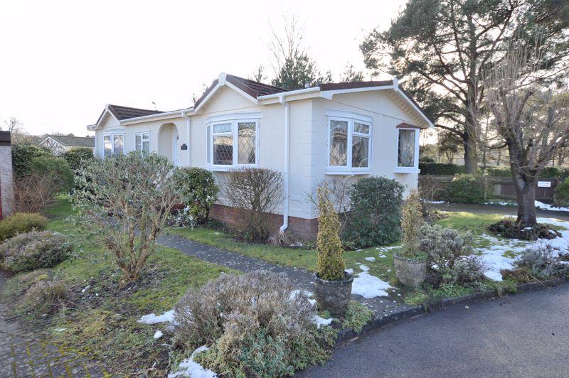 5 Oaklands Park, Roughton Moor, Woodhall Spa 2 bed park home £99,950