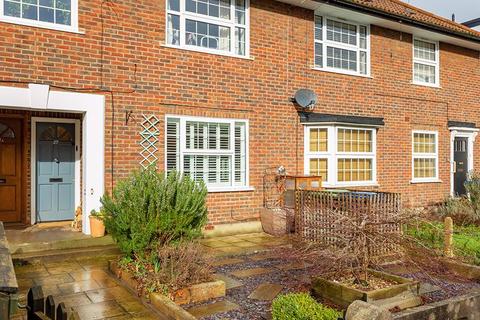 27 Queens Road, Thames Ditton, KT7 0QY