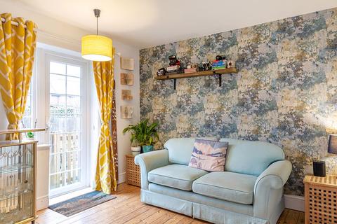 27 Queens Road, Thames Ditton, KT7 0QY