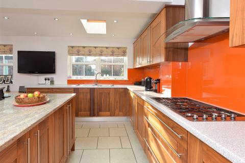 6 Weaver Avenue, Sutton Coldfield, B76 2BG