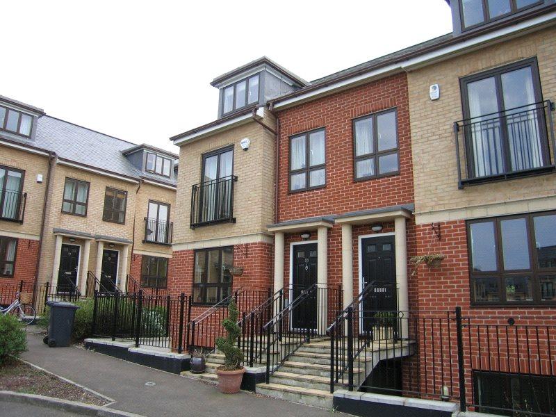 4 bedroom end of terrace house to rent