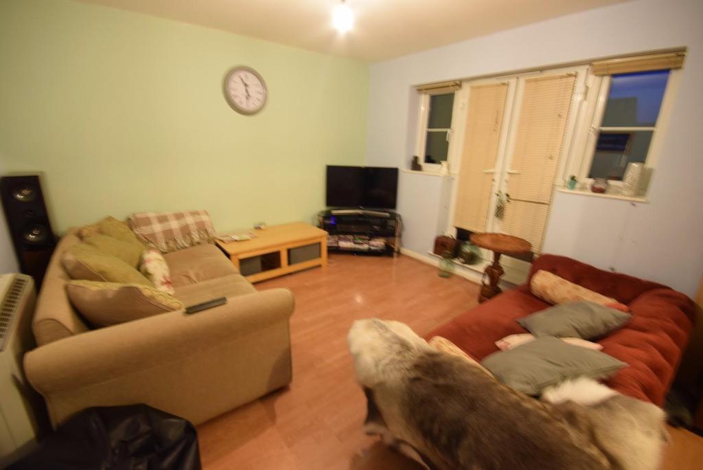 ROOM TO LET/HOUSE SHARE Queen Street, Desborough, Kettering 1 bed in