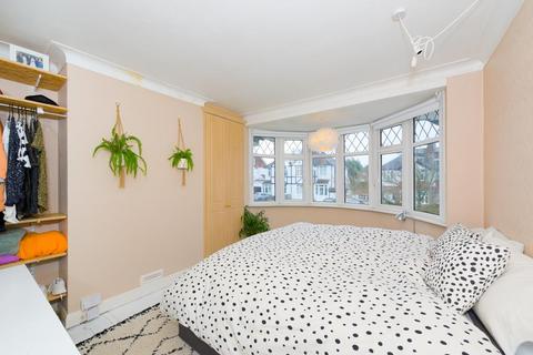 15 Ravensfield Gardens, Epsom, KT19 0ST