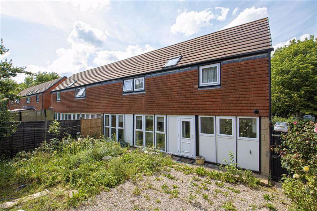 Gibbwin, Great Linford, Milton Keynes 3 bed terraced house £1,095 pcm