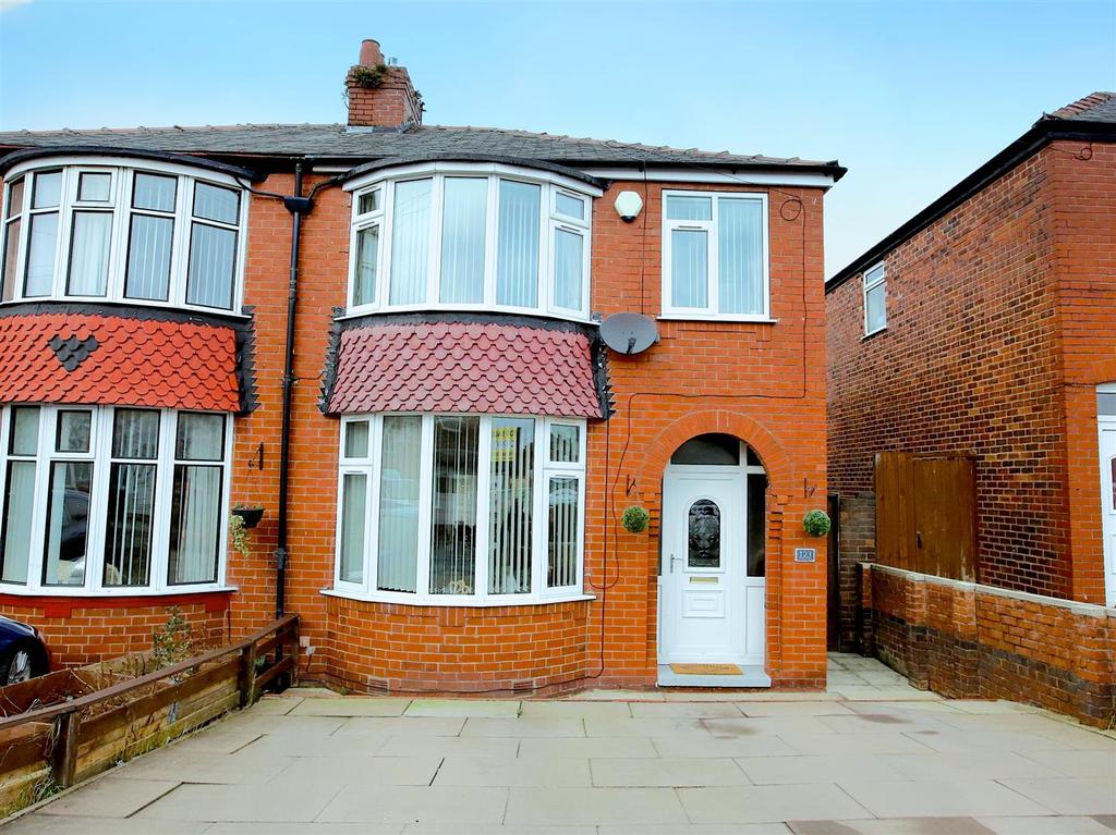 Roman Road, Failsworth, Manchester 3 bed semidetached house £190,000