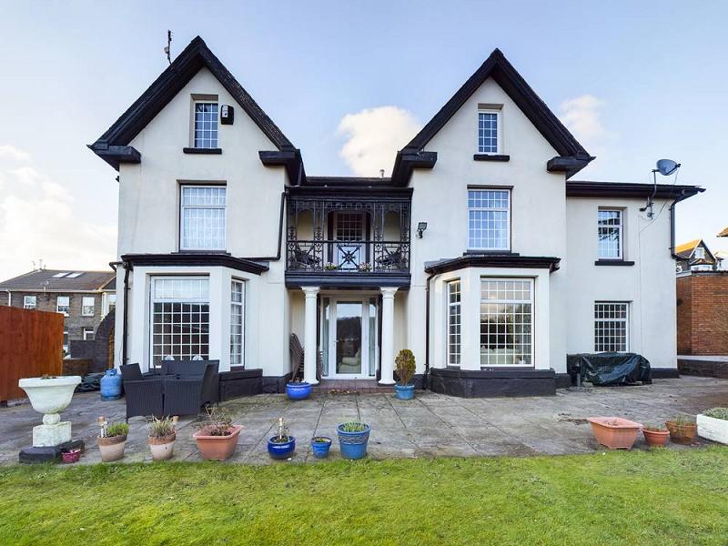 Tyfica Road, Pontypridd, Rhondda Cynon Taff. CF37 2DA 5 bed detached
