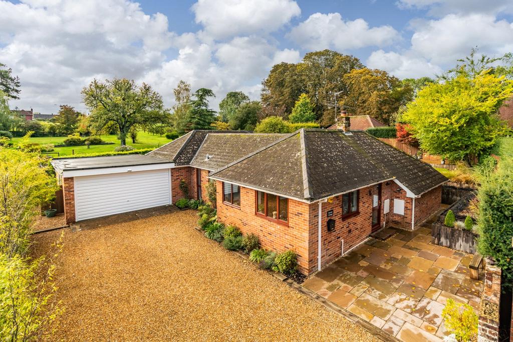 Main Road, Littleton, Winchester, SO22 3 bed detached house £650,000