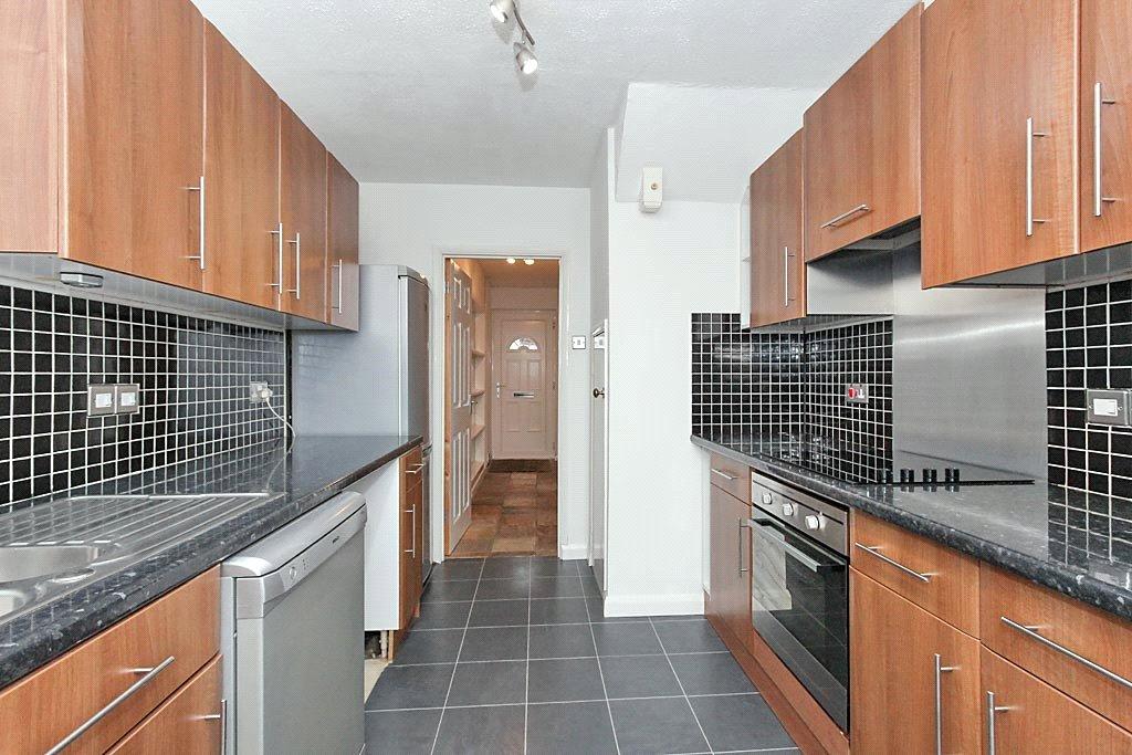 Collingwood Walk, Sittingbourne... 3 bed terraced house £1,150 pcm (£