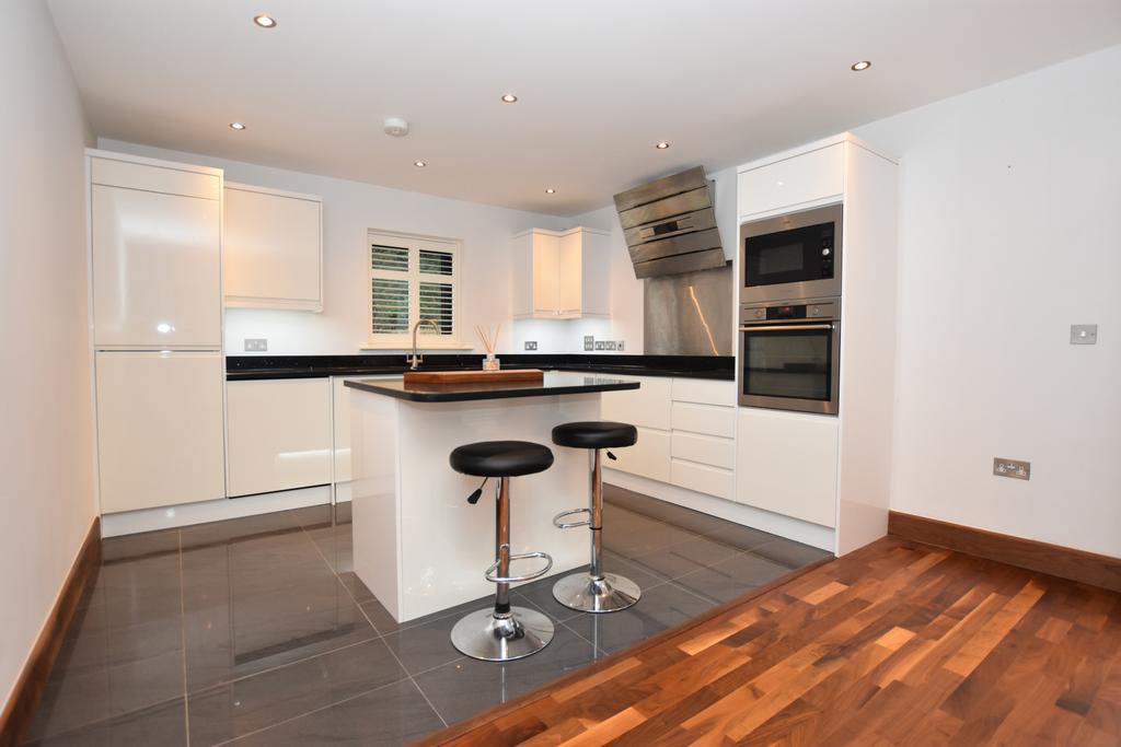 Woolston Manor Apartments, IG7 2 bed flat £1,900 pcm (£438 pw)