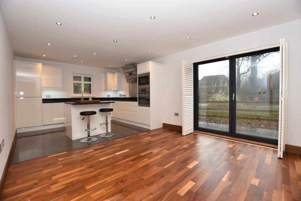 Woolston Manor Apartments, IG7 2 bed flat £1,900 pcm (£438 pw)