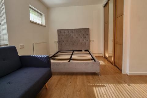 Studio to rent, Baroness Road, London, Haggerston