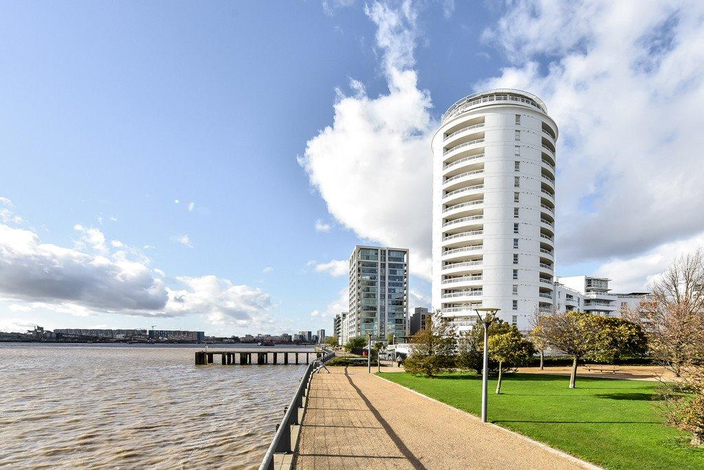 Barrier Point Road, Royal Docks, London 2 bed apartment £1,750 pcm (£404 pw)