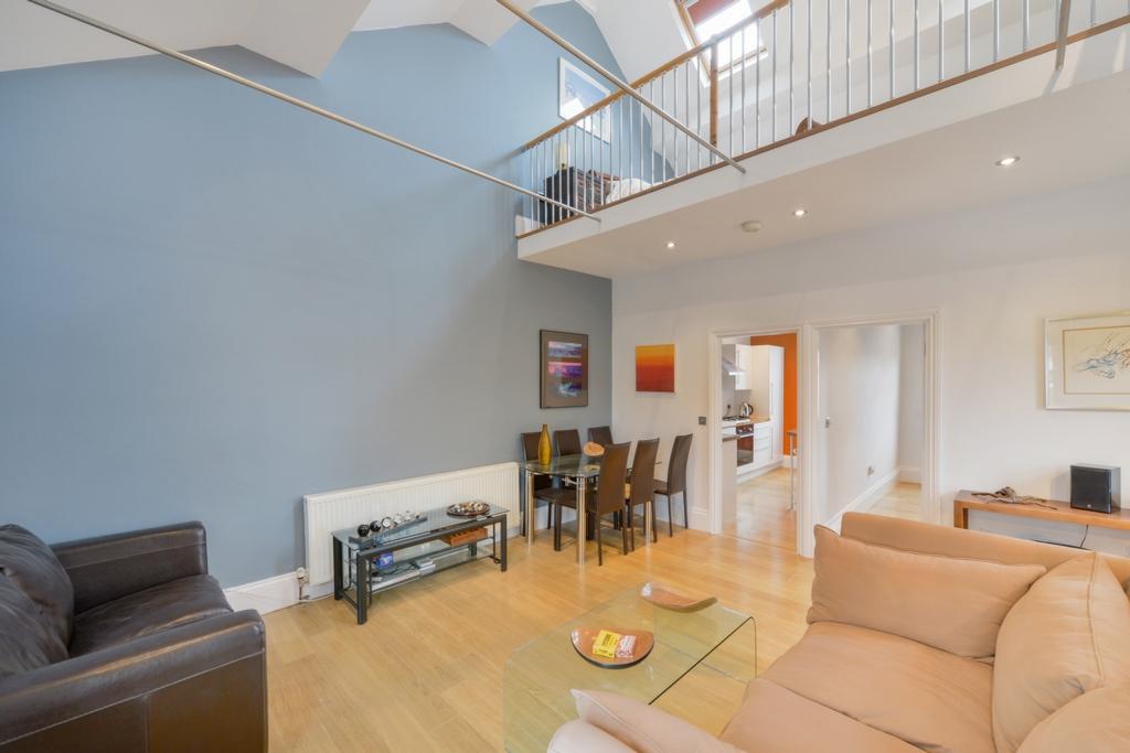 Clarence Road, Wimbledon, SW19 2 bed flat £1,850 pcm (£427 pw)
