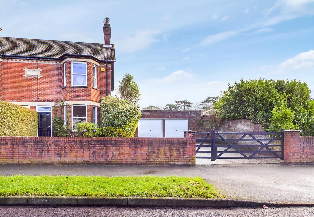 Millthorpe Road, Horsham 3 bed semidetached house £450,000
