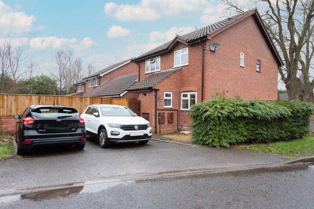 Herbs End, Farnborough, GU14 2 bed semidetached house £300,000
